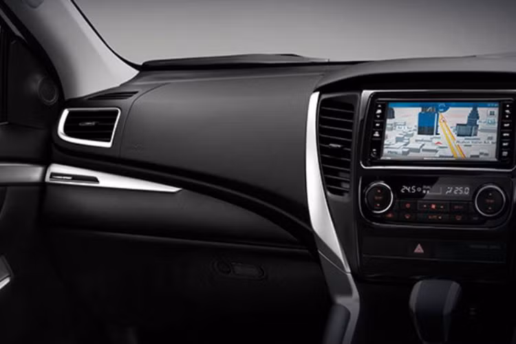 Xe có hàng loạt trang bị tiêu chuẩn như hệ thống kiểm soát hành trình thích ứng, vô lăng chỉnh 4 hướng, tích hợp phím chỉnh âm lượng, màn hình đa thông tin có màu MID trong bảng đồng hồ, ghế lái và ghế phụ lái chỉnh điện 8 hướng, hàng ghế sau gập 60:40 đi kèm bệ tì tay trung tâm, hàng ghế thứ 3 gập hay gương chiếu hậu chống chói tự động.