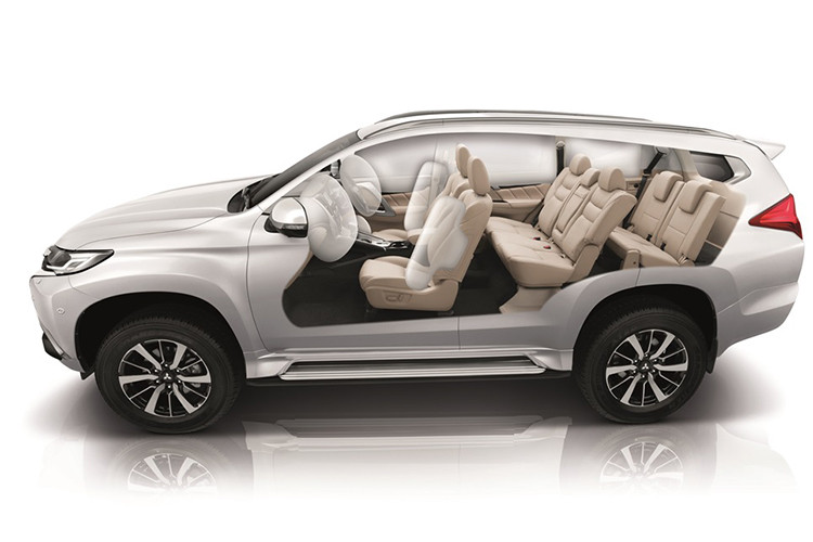 So với bản thường đang bán ra tại một số thị trường hiên nay, mẫu xe SUV Mitsubishi Pajero Sport Elite Edition 2018 sẽ có một số thay đổi trong thiết kế ngoại thất và trang bị nội thất hiẹn đại và mới mẻ hơn trước.