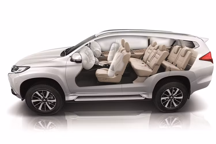 So với bản thường đang bán ra tại một số thị trường hiên nay, mẫu xe SUV Mitsubishi Pajero Sport Elite Edition 2018 sẽ có một số thay đổi trong thiết kế ngoại thất và trang bị nội thất hiẹn đại và mới mẻ hơn trước.