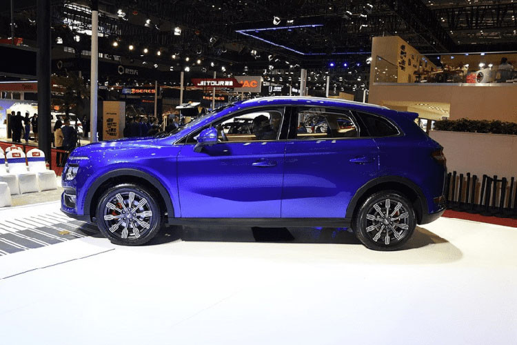 Mẫu xe SUV Landwind Rongyao là một sản phẩm mang thông điệp tích cực khi nó dường như là một thiết kế nguyên bản chứ không phải là nhái nữa. Phía bên sườn xe có một vài đường gân nổi. Xe có trang bị bộ la-zăng 10 chấu bắt mắt. Tuy nhiên chi tiết tay nắm cửa có phần lạc hậu.