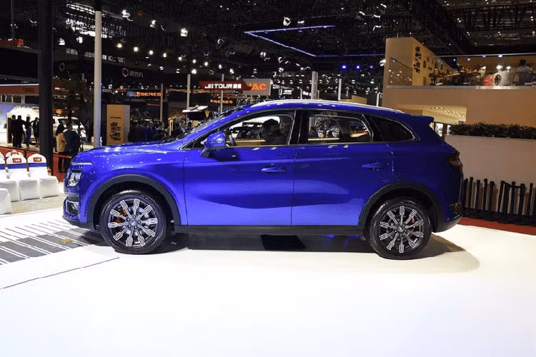 Mẫu xe SUV Landwind Rongyao là một sản phẩm mang thông điệp tích cực khi nó dường như là một thiết kế nguyên bản chứ không phải là nhái nữa. Phía bên sườn xe có một vài đường gân nổi. Xe có trang bị bộ la-zăng 10 chấu bắt mắt. Tuy nhiên chi tiết tay nắm cửa có phần lạc hậu.