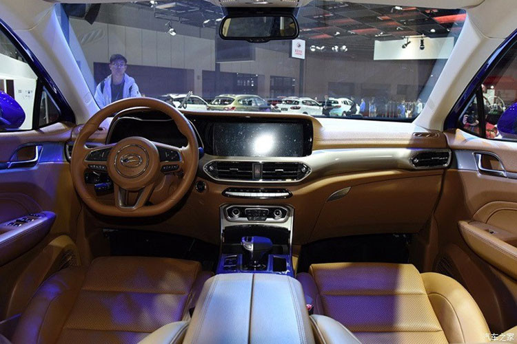 Bên trong nội thất của mẫu xe này có nhiều chi tiết khá nổi trội trong tầm giá như màn hình lớn hơn, chất liệu cũng khá sang trọng làm điểm nổi bật so với các đối thủ. Vô lăng 3 chấu kèm nhiều nút bấm điều khiện lợi.