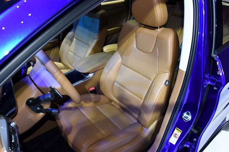 Ở phía bên trong, mặt táp lô xe có lắp đặt một màn hình đồng hồ tín hiệu cỡ 10.25-inch và một màn hình thông tin giải trí cỡ 12.3-inch.