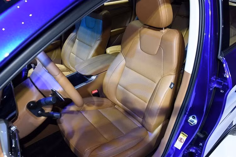 Ở phía bên trong, mặt táp lô xe có lắp đặt một màn hình đồng hồ tín hiệu cỡ 10.25-inch và một màn hình thông tin giải trí cỡ 12.3-inch.