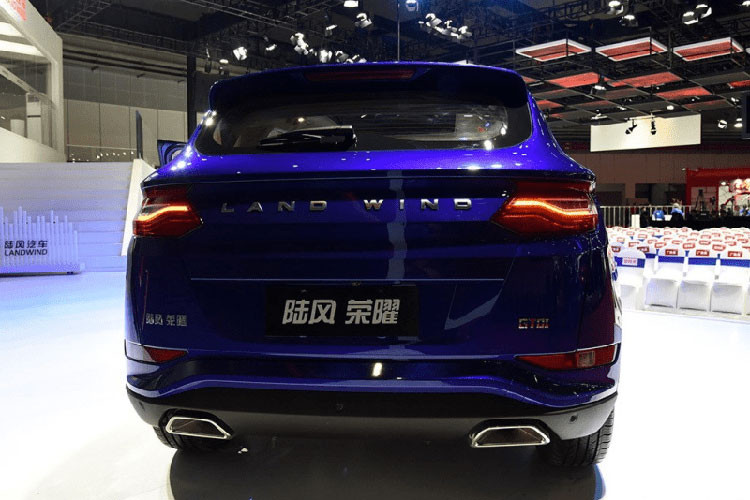 Phía đuôi Landwind Rongyao có thiết kế chia nhiều tầng, đèn hậu dang Led bắt mắt nhưng vẫn không có điểm gì đặc sắc hơn so với phiên bản từng ra mắt trước đây, ngoại trừ hai ống xả mạ crôm.