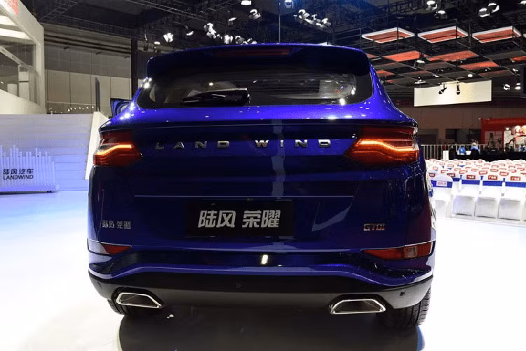 Phía đuôi Landwind Rongyao có thiết kế chia nhiều tầng, đèn hậu dang Led bắt mắt nhưng vẫn không có điểm gì đặc sắc hơn so với phiên bản từng ra mắt trước đây, ngoại trừ hai ống xả mạ crôm.