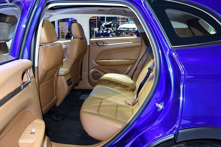 Ghế ngồi của Landwind Rongyao được bọc da khá đẹp mắt.