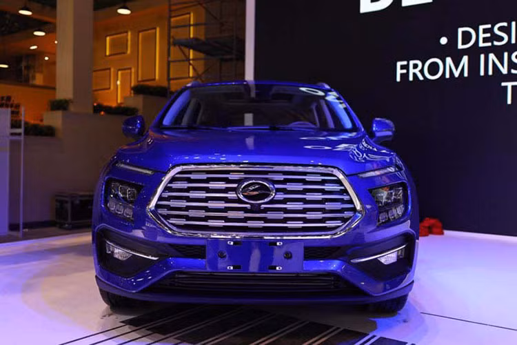 Mẫu xe Landwind Rongyao hoàn toàn mới này sở hữu diện mạo tương đối đẹp mắt với một lưới tản nhiệt lục giác sáng bóng phía trước. Hai bên đầu xe có đầy đủ đèn sương mù, đèn pha, đèn báo rẽ.