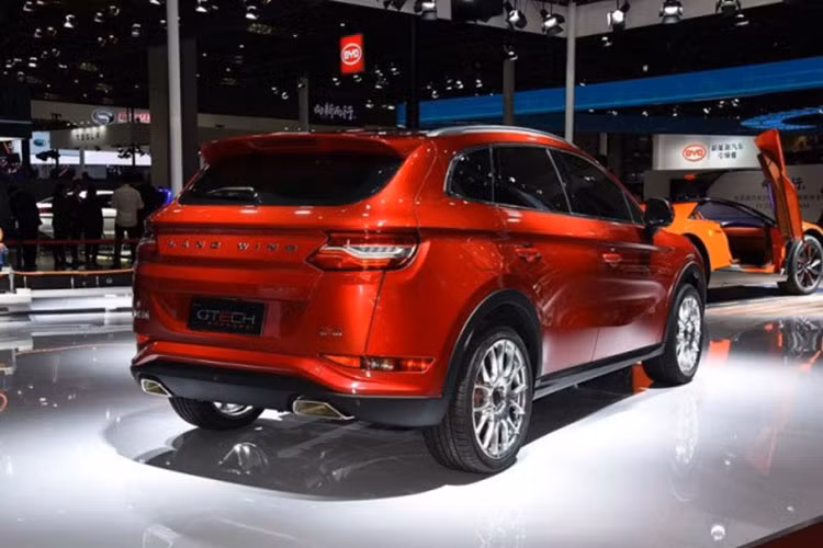 Landwind Rongyao mới được trang bị khối động cơ tăng áp dung tích 1.5 lít, sản sinh 163 mã lực và 250 Nm mô-men xoắn cực đại. Động cơ này được ghép cặp tới một hộp số DCT 8 cấp.