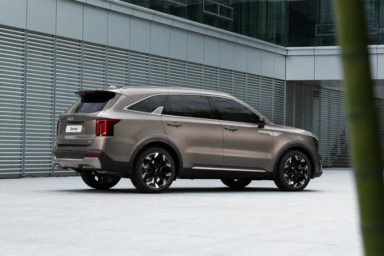 Với xu hướng điện khí hóa ngày càng phát triển, việc Kia ra mắt Sorento HEV 2025 có thể mở ra cơ hội mới cho dòng xe này nếu được phân phối tại Việt Nam. Hiện tại, Kia Việt Nam vẫn chưa xác nhận về khả năng đưa phiên bản hybrid này về thị trường trong nước.
