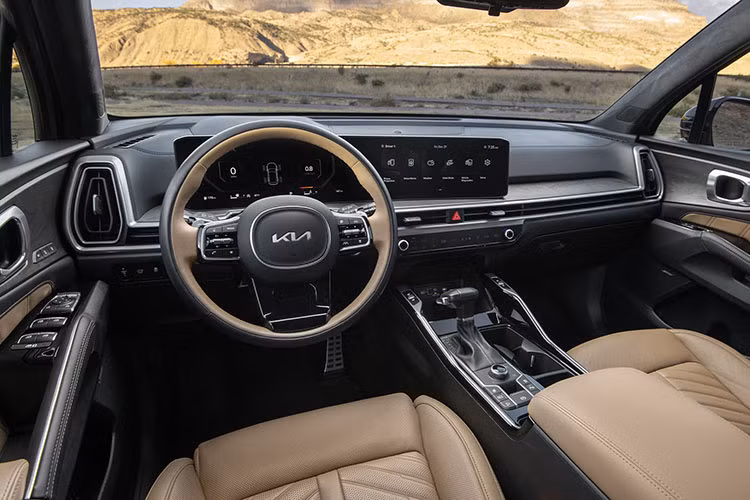 Bên trong khoang cabin, Sorento HEV 2025 được Kia chú trọng cải tiến với màn hình hiển thị sắc nét hơn, hệ thống thông tin giải trí trang bị màn hình cảm ứng cỡ lớn, trực quan và dễ sử dụng. Một số tùy chọn vật liệu nội thất mới cũng được bổ sung, nổi bật là sự kết hợp màu đen/nâu, mang đến không gian sang trọng và tinh tế hơn.