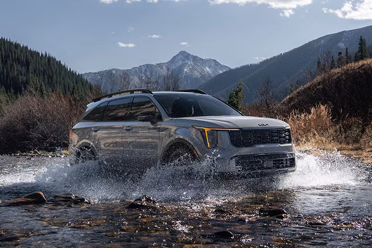 Theo kế hoạch, mẫu xe Kia Sorento HEV 2025 mới sẽ chính thức trình làng tại Philippines vào tháng 2/2025 với hàng loạt cải tiến về công nghệ, thiết kế và hiệu suất vận hành. Hiện tại, Kia chưa công bố thông số kỹ thuật chính thức của Sorento HEV 2025 tại thị trường Philippines.