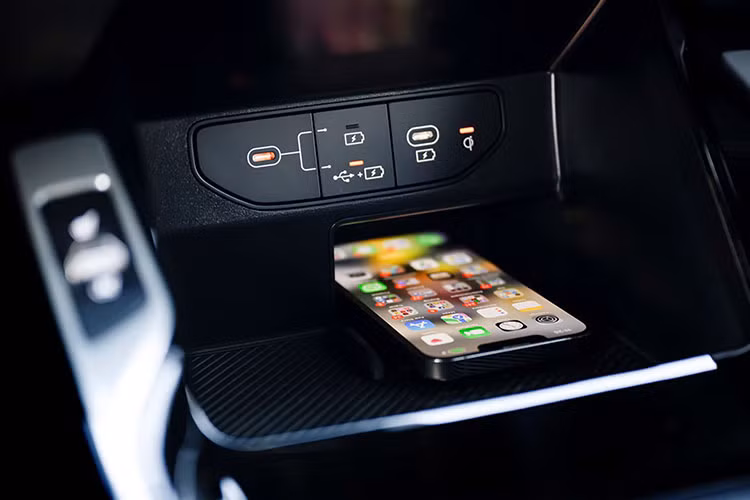 Một trong những điểm nhấn đáng chú ý nhất trên Kia Sorento HEV 2025 nâng cấp chính là loạt công nghệ hiện đại hỗ trợ người dùng. Mẫu SUV này hỗ trợ cập nhật phần mềm qua mạng không dây (OTA), cho phép cập nhật bản đồ, hệ thống điều khiển mà không cần đến trung tâm dịch vụ.