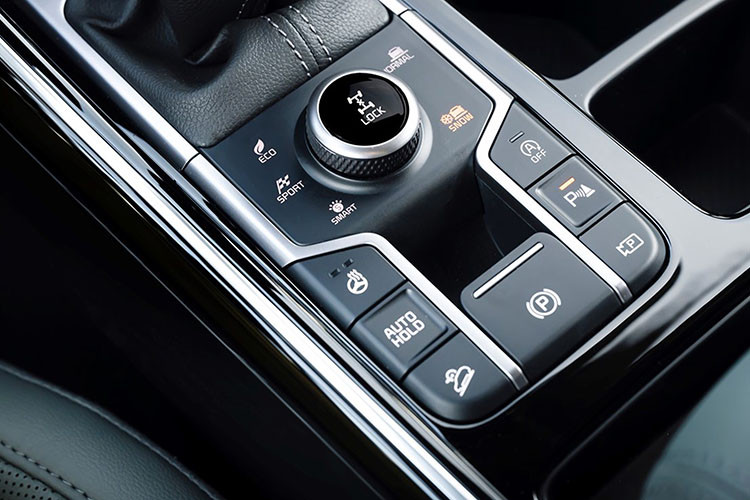 Bên cạnh đó, Kia Sorento HEV 2025 cũng tích hợp chìa khóa kỹ thuật số Kia Digital Key 2, cho phép người dùng mở khóa và khởi động xe bằng smartphone hoặc smartwatch, đồng thời ghi nhớ các cài đặt cá nhân hóa dành riêng cho từng tài khoản.