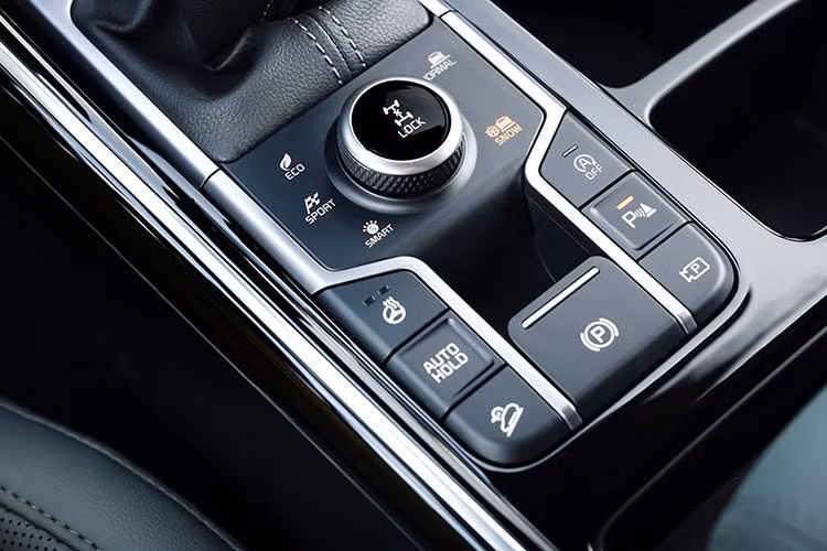 Bên cạnh đó, Kia Sorento HEV 2025 cũng tích hợp chìa khóa kỹ thuật số Kia Digital Key 2, cho phép người dùng mở khóa và khởi động xe bằng smartphone hoặc smartwatch, đồng thời ghi nhớ các cài đặt cá nhân hóa dành riêng cho từng tài khoản.