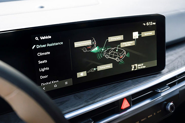 Ngoài ra, xe còn được trang bị hệ thống xác thực dấu vân tay, giúp chủ xe có thể khởi động xe hoặc thực hiện giao dịch thanh toán một cách an toàn và tiện lợi.