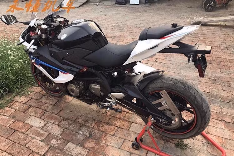 Tuy nhiên khi nhìn từ hai bên thân xe, có thể dễ dàng nhận ra chiếc BN600i "hàng fake" do toàn bộ các chi tiết quan trọng như bình xăng, hệ thống phuộc, khung... đều giữ nguyên bản của Benelli. Bên cạnh phần thân vỏ được sửa đổi, bản độ Benelli BN600i này vẫn có thông số kỹ thuật, đặc biệt là khôi động cơ vẫn được giữ nguyên dung tích 600 phân khối.