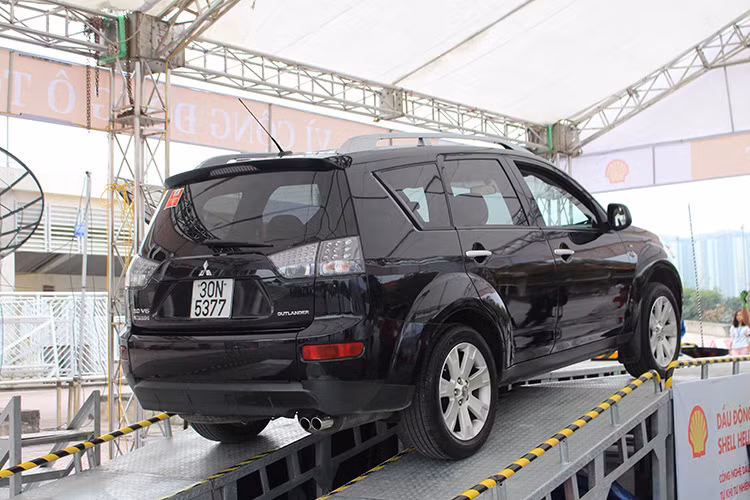 Sau khi trải qua 8 bước kiểm tra, chiếc xe gần 6 năm tuổi của nghệ sỹ Chí Trung trông đã khác hoàn toàn, nó đã mang một diện mạo mới mà chính chủ nhân cũng không thể nhận ra.