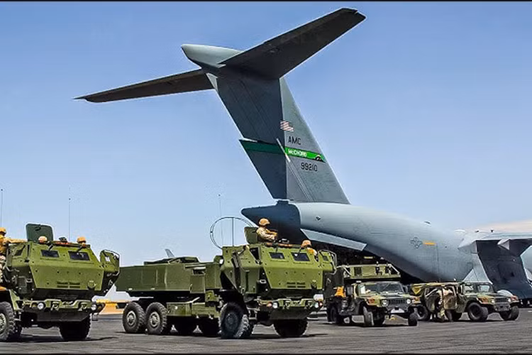 Máy bay Boeing C-17 Globemaster III có chiều dài thân 53 m, sải cánh rộng 51,75 m. Với chiều rộng khoang hàng 5,5 m, cao tối đa 4,6 m, C-17 Globemaster III có khả năng mang đến 78 tấn hàng hóa hoặc 102 lính dù, phù hợp những hoạt động đòi hỏi đưa lượng lớn người, khí tài đến và đi từ các địa điểm ở xa căn cứ.