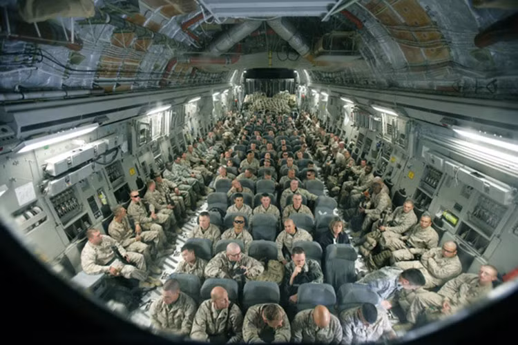 Máy bay Boeing C-17 Globemaster III được trang bị 4 động cơ tua bin phản lực cánh quạt Pratt &amp; Whitney F117-PW-100, có khả năng tạo ra sức đẩy 180 kN/động cơ, cho phép vận chuyển một khối lượng hàng hóa lớn xuyên lục địa mà không cần tiếp nhiên liệu.