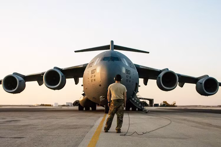 Cho đến nay đã có 279 chiếc C-17 được xuất xưởng, giá của Boeing C-17 Globemaster III trung bình khoảng 218 triệu USD/chiếc (khoảng hơn 5.100 tỷ đồng). Ngoài Mỹ, mẫu máy bay này còn được biên chế phục vụ các lực lượng không quân của Tổ chức Hiệp ước Bắc Đại Tây Dương (NATO), Anh, Australia, Canada, Kuwait, Qatar, Ấn Độ và Các Tiểu vương quốc Ảrập thống nhất.