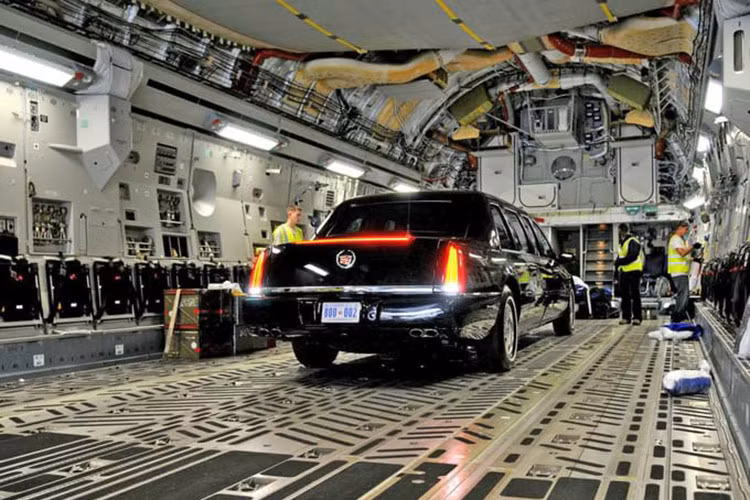 Trọng tải lớn cho phép C-17 Globemaster III dễ dàng chuyên chở các xe trong đoàn hộ tống của tổng thống Mỹ cũng như các trang thiết bị chuyên dụng, bao gồm cả hai chiếc Cadillac với biệt danh "Quái thú".