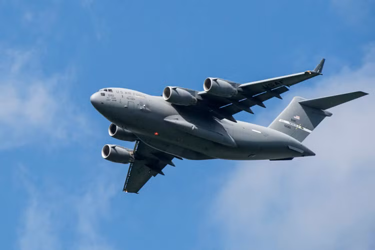 Với 20 tấn hàng hóa, Boeing C-17 Globemaster III chỉ cần quãng đường cất/ hạ cánh dài khoảng 427m. Với 76 tấn hàng hóa, máy bay cần quãng đường cất cánh 2.316m nhưng chỉ cần quãng đường hạ cánh 914m trên đường băng gồ ghề.