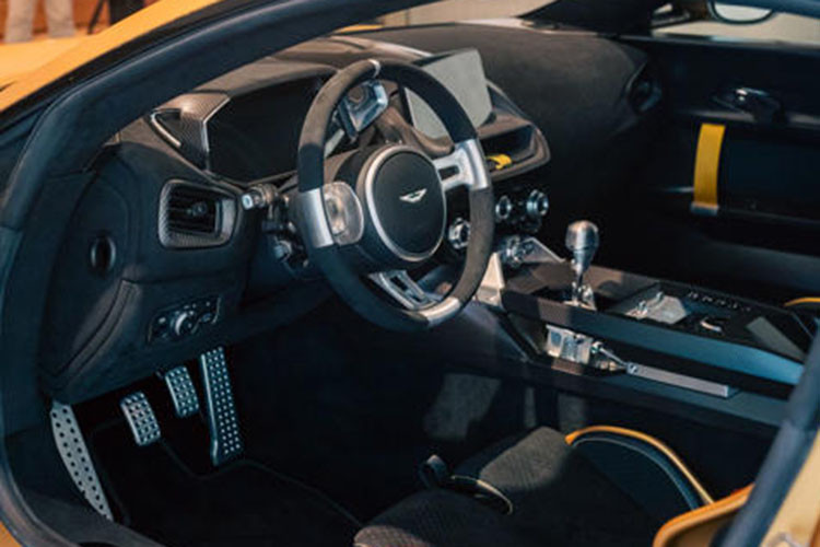 Phía đuôi siêu xe Aston Martin Valiant gây ấn tượng với cánh lướt gió cỡ lớn cùng đèn hậu khá tương đồng với dòng Valkyrie. Ở phía dưới là các rãnh chia gió giúp tăng sự ổn định cho thân xe khi chạy ở dải vận tốc cao.