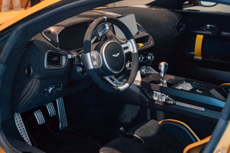 Phía đuôi siêu xe Aston Martin Valiant gây ấn tượng với cánh lướt gió cỡ lớn cùng đèn hậu khá tương đồng với dòng Valkyrie. Ở phía dưới là các rãnh chia gió giúp tăng sự ổn định cho thân xe khi chạy ở dải vận tốc cao.