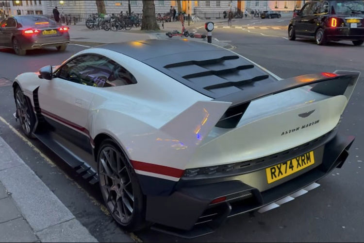 Ở bên trong khoang cabin, Valiant được trang bị khung chống lật, bộ ghế thể thao Recaro Podium và dây đai bốn điểm. Tương tự nhiều mẫu siêu xe khác của Aston Martin, xe cũng có rất nhiều chi tiết được làm từ sợi carbon.