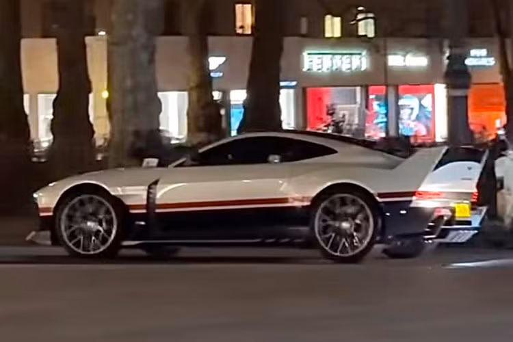 Được sản xuất với số lượng giới hạn chỉ 38 chiếc, Aston Martin Valiant là phiên bản đặc biệt của dòng siêu xe Valour. Xe sở hữu thiết kế thể thao với cụm đèn pha tròn cổ điển, mui xe vỏ sò và lưới tản nhiệt hình móng ngựa đặc trưng của Aston Martin.