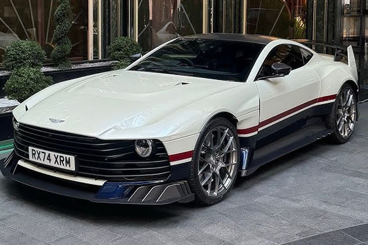 Có vẻ như đây chính là chiếc Aston Martin Valiant đặc biệt mà tay đua Fernando Alonso đã lái tại Lễ hội tốc độ Goodwood. Chiếc xe có ngoại thất màu trắng với các sọc xanh và đỏ nổi bật dọc theo hai bên thân. Đi kèm với đó là bộ mâm hợp kim magiê 21 inch siêu nhẹ.