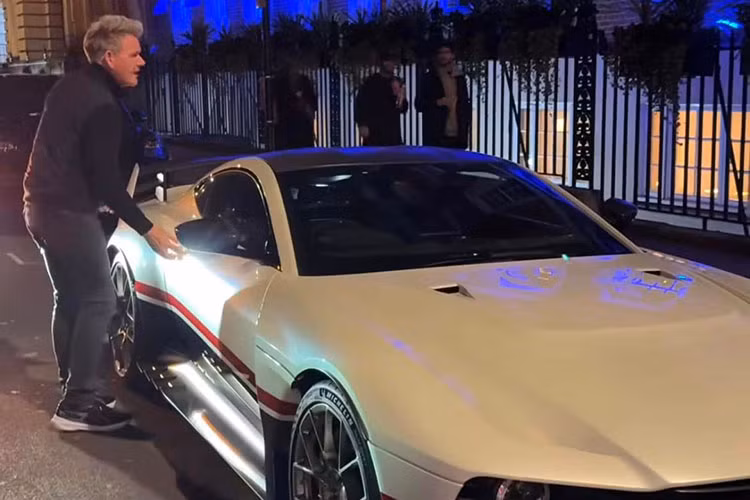 Aston Martin Valiant bản giới hạn chỉ 38 chiếc, đi kèm mức giá khởi điểm lên tới 2,5 triệu USD (khoảng 63 tỷ đồng). Thương hiệu siêu xe Anh Quốc cho biết ý tưởng sản suất Valiant được đề xuất bởi tay đua Công thức 1 của đội Alpine (công ty con thuộc Aston Martin) là Fernando Alonso.