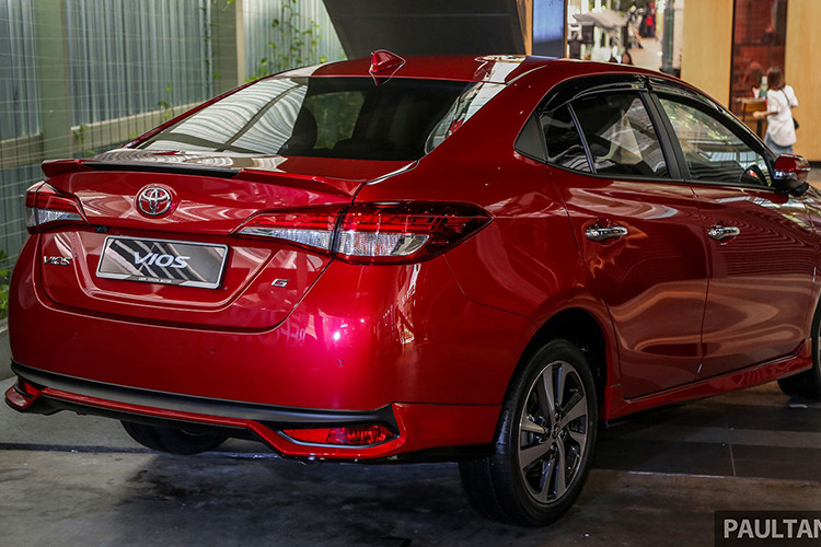 Đặc biệt, trên lưới tản nhiệt dưới còn xuất hiện chi tiết màu đen bóng với viền đỏ xung quanh vốn không có trên Toyota Vios 2018 tại Việt Nam. Chi tiết này tách riêng dải đèn LED định vị ban ngày và lưới tản nhiệt dưới. Phía sau xe được trang bị cụm đèn hậu LED mở rộng hơn. Trên bản cao cấp, Toyota Vios 2019 tại Malaysia còn được tích hợp cánh gió nhỏ vào nắp cốp sau.