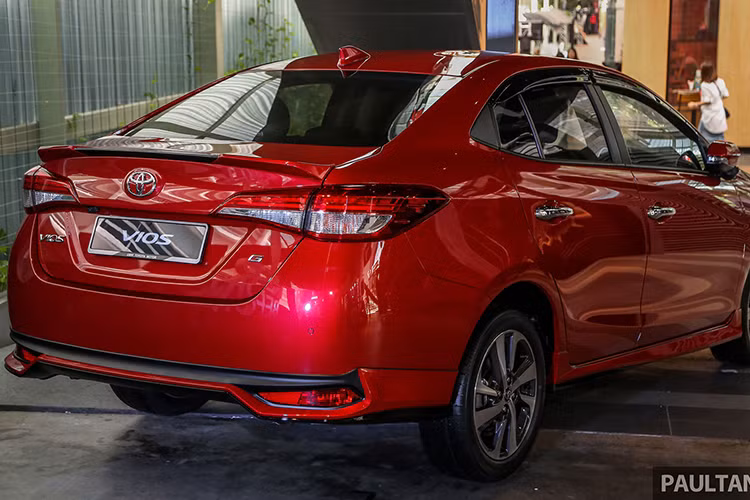 Đặc biệt, trên lưới tản nhiệt dưới còn xuất hiện chi tiết màu đen bóng với viền đỏ xung quanh vốn không có trên Toyota Vios 2018 tại Việt Nam. Chi tiết này tách riêng dải đèn LED định vị ban ngày và lưới tản nhiệt dưới. Phía sau xe được trang bị cụm đèn hậu LED mở rộng hơn. Trên bản cao cấp, Toyota Vios 2019 tại Malaysia còn được tích hợp cánh gió nhỏ vào nắp cốp sau.