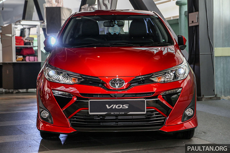 Toyota Vios 2019 tại Malaysia có 3 bản trang bị là J, E và G. Cả ba phiên bản xe đều đi kèm thiết kế đầu cấp tiến, theo phong cách tương tự người anh em Yaris Hatchback. Cụ thể, xe được trang bị lưới tản nhiệt trên thanh mảnh, nối liền với đèn pha và logo của nhà sản xuất. Bên dưới là lưới tản nhiệt cỡ lớn, tích hợp dải đèn LED định vị ban ngày.