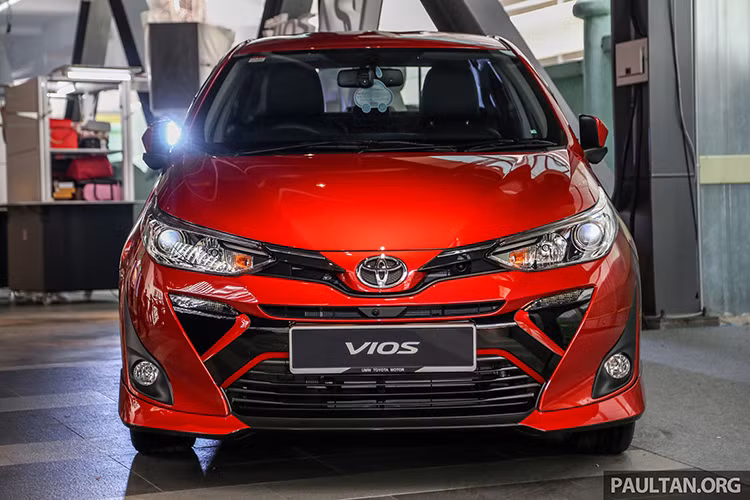 Toyota Vios 2019 tại Malaysia có 3 bản trang bị là J, E và G. Cả ba phiên bản xe đều đi kèm thiết kế đầu cấp tiến, theo phong cách tương tự người anh em Yaris Hatchback. Cụ thể, xe được trang bị lưới tản nhiệt trên thanh mảnh, nối liền với đèn pha và logo của nhà sản xuất. Bên dưới là lưới tản nhiệt cỡ lớn, tích hợp dải đèn LED định vị ban ngày.