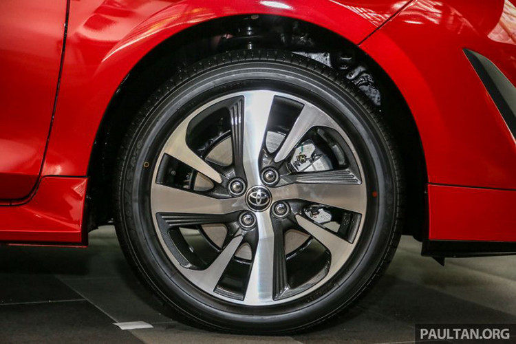 Bên sườn Toyota Vios 2019 tại Malaysia xuất hiện đường gân bắt đầu từ hốc bánh trước và kéo dài đến đuôi xe. Thêm vào đó là một đường gân khác, chạy qua tay nắm cửa và nối đến cụm đèn hậu. Riêng đường chân kính của xe hất lên ở cuối, mang đến thiết kế thanh lịch hơn.