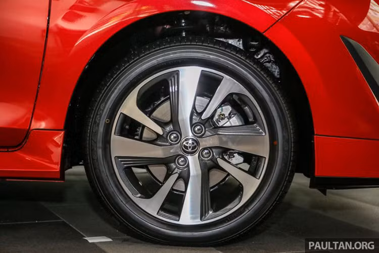 Bên sườn Toyota Vios 2019 tại Malaysia xuất hiện đường gân bắt đầu từ hốc bánh trước và kéo dài đến đuôi xe. Thêm vào đó là một đường gân khác, chạy qua tay nắm cửa và nối đến cụm đèn hậu. Riêng đường chân kính của xe hất lên ở cuối, mang đến thiết kế thanh lịch hơn.