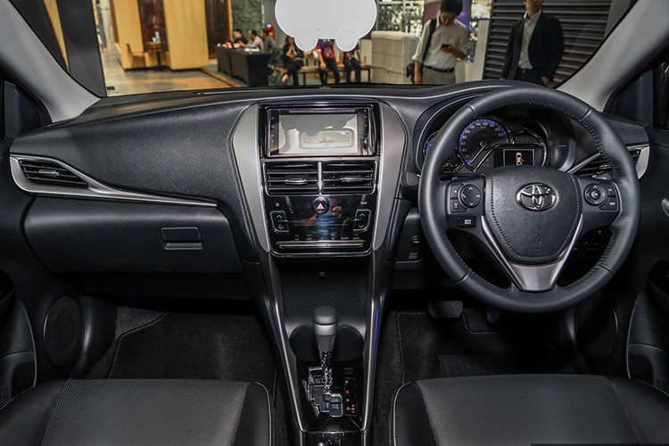 Bên trong khoang nội thất của Toyota Vios 2019 tại Malaysia, có thể thấy một không gian khá giống với mẫu xe “anh em” Yaris. Vô lăng được tích hợp nhiều nút bấm hơn và được bọc da ở trên bản cao cấp nhất.