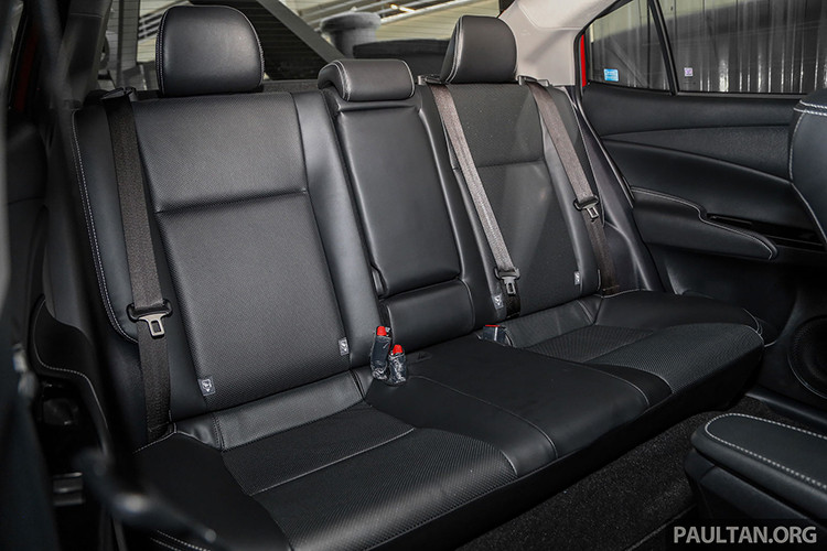 Trong khi đó trên bản cao cấp hơn có thêm ghế bọc da, gương gập chỉnh điện, kính chắn gió cách âm và hệ thống thông tin giải trí DVD-AVX. Về tính năng an toàn, các phiên bản của Vios 2019 đều được trang bị 7 túi khí, hệ thống chống bó cứng phanh ABS, phân bổ lực phanh điện tử EBD, hỗ trợ phanh khẩn cấp và cân bằng điện tử.