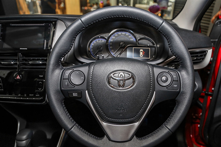 Ngoài ra trên phiên bản G của mẫu xe này còn được tích hợp lẫy chuyển số sau vô lăng cùng với đó là bảng đồng hồ Optitron với màn hình nhỏ 4,2 inch. Ghế ngồi, cần số và bệ tì tay trung tâm đều bọc da. Gương chiếu hậu chống chói và hệ thống âm thanh giải trí 6 loa.