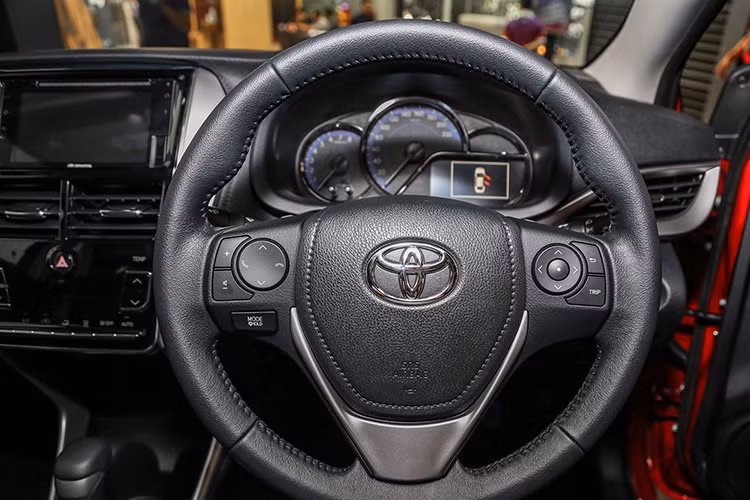 Ngoài ra trên phiên bản G của mẫu xe này còn được tích hợp lẫy chuyển số sau vô lăng cùng với đó là bảng đồng hồ Optitron với màn hình nhỏ 4,2 inch. Ghế ngồi, cần số và bệ tì tay trung tâm đều bọc da. Gương chiếu hậu chống chói và hệ thống âm thanh giải trí 6 loa.