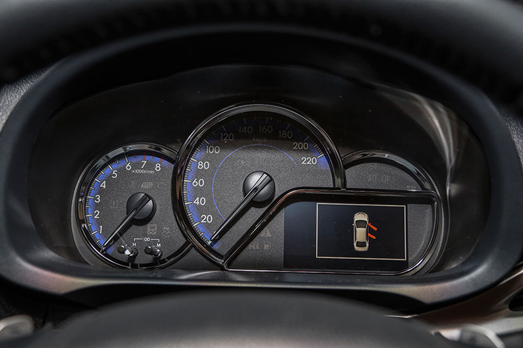 Phiên bản J được trang bị những tiện ích cơ bản như mở cửa không cần chìa khóa, nút bấm khởi động, 2 chế độ lái Eco và Sport. Bên cạnh đó điều hòa tự động, ốp bậc cửa phát sáng, 2 cổng USB hàng ghế sau, cảm biến đỗ xe phía sau, đầu DVD/radio, Kết nối Bluetooth và âm thanh 4 loa cũng được trang bị đầy đủ trên biến thể thấp nhất, tuy nhiên ghế vẫn chỉ được bọc nỉ.