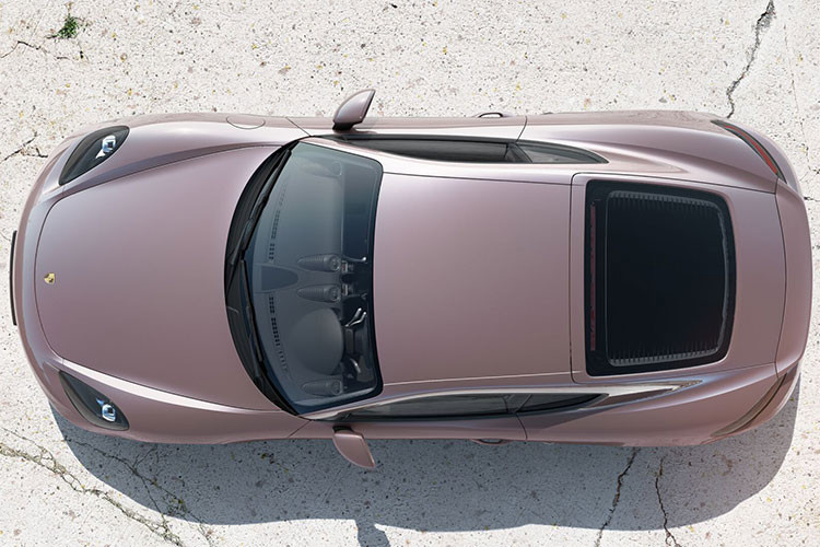 Hiện tại, giá xe Porsche 718 Cayman mới chính hãng tại Việt Nam bắt đầu từ 3,6 tỷ đồng chưa đi kèm thêm các tùy chọn của khách hàng cũng như chi phí lăn bánh. Riêng 2 phiên bản Porsche 718 Cayman T và Porsche 718 Cayman S có giá khởi điểm 4,09 và 4,53 tỷ đồng.