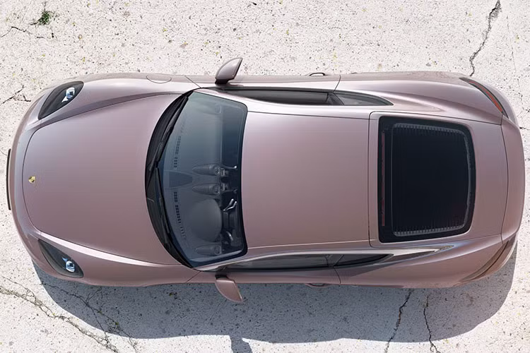 Hiện tại, giá xe Porsche 718 Cayman mới chính hãng tại Việt Nam bắt đầu từ 3,6 tỷ đồng chưa đi kèm thêm các tùy chọn của khách hàng cũng như chi phí lăn bánh. Riêng 2 phiên bản Porsche 718 Cayman T và Porsche 718 Cayman S có giá khởi điểm 4,09 và 4,53 tỷ đồng.