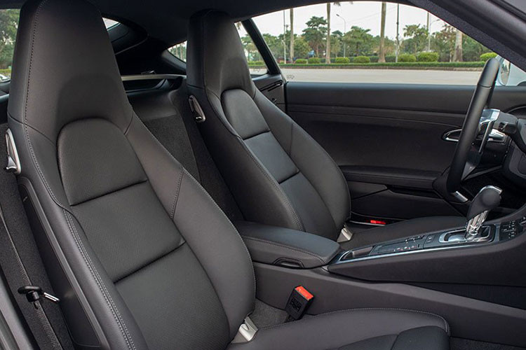 Chiếc xe thể thao Porsche 718 Cayman thế hệ mới vừa nhận bàn giao của Hằng "túi" sở hữu động cơ 2.0 lít, hệ thống tăng áp mới, sản sinh công suất tối đa 300 mã lực và mô-men xoắn cực đại 380 Nm tại vòng tua máy 1.950 đến 4.500 vòng/phút.