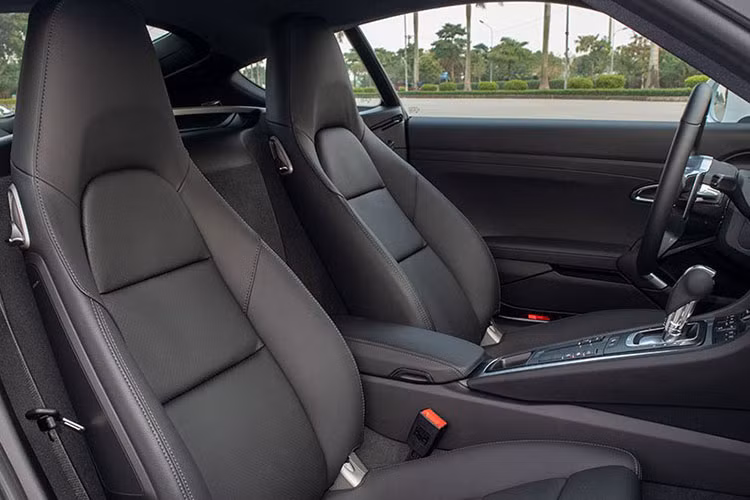 Chiếc xe thể thao Porsche 718 Cayman thế hệ mới vừa nhận bàn giao của Hằng "túi" sở hữu động cơ 2.0 lít, hệ thống tăng áp mới, sản sinh công suất tối đa 300 mã lực và mô-men xoắn cực đại 380 Nm tại vòng tua máy 1.950 đến 4.500 vòng/phút.