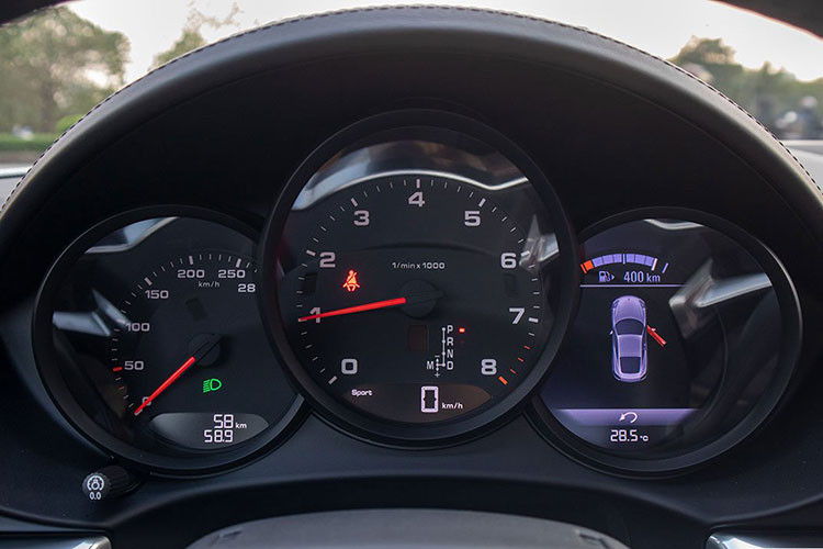 Xe được trang bị hệ thống quản lý liên lạc của Porsche, ngoài ra xe còn có các tính năng kết nối điện thoại, giao diện âm thanh và hệ thống Sound Package Plus với công suất 150-watt là trang bị không mất tiền.