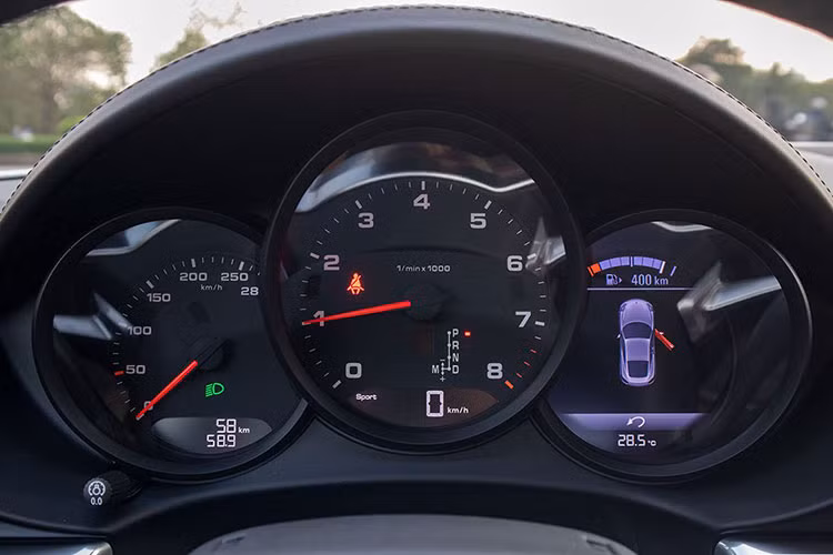 Xe được trang bị hệ thống quản lý liên lạc của Porsche, ngoài ra xe còn có các tính năng kết nối điện thoại, giao diện âm thanh và hệ thống Sound Package Plus với công suất 150-watt là trang bị không mất tiền.